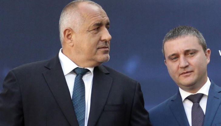 Пари, теглени на каса от банкови сметки, чийто титуляр е обвиняемият бизнесмен Васил Божков, са били предавани „лично, единствено и само на него“ Пари, теглени на каса от банкови сметки, чийто титуляр е обвиняемият бизнесмен Васил Божков, са били предавани „лично, единствено и само на него“