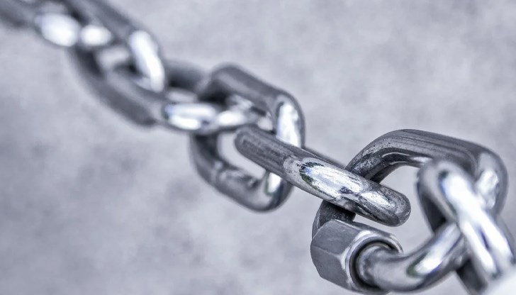 Детето е било вързано от леля си за леглото, но избягало