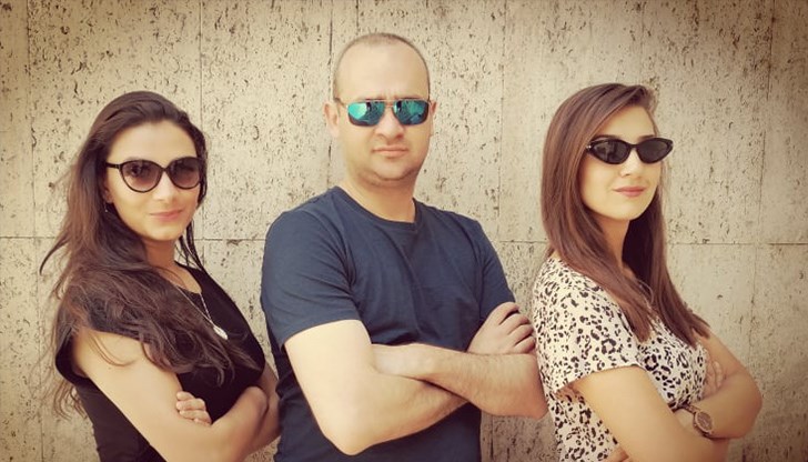 Камерната постановката  е по пиесата на Анна Бужинска „Най-много самоубийства стават в неделя“