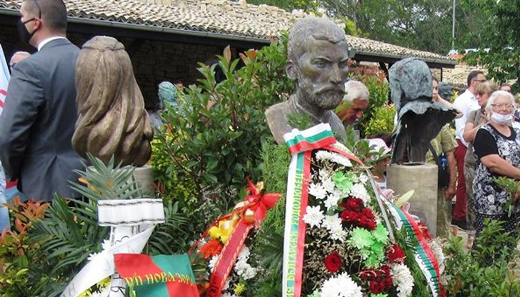 Бюстът е дарение от родолюбката Пека Ганчева, а негов създател е проф. Иван Славов