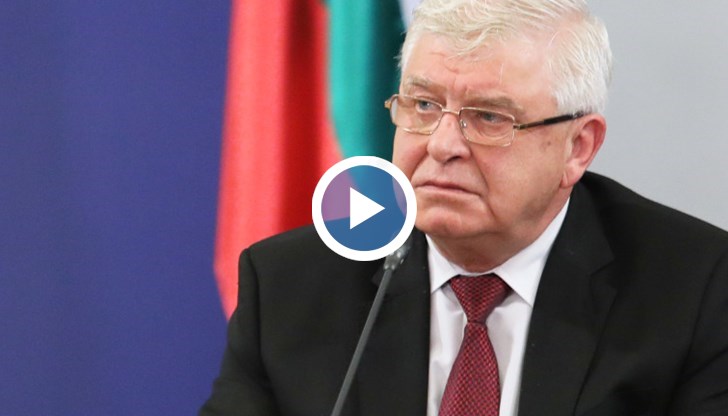 Абитуриентите да отложат баловете си посъветва Ангел Кунчев