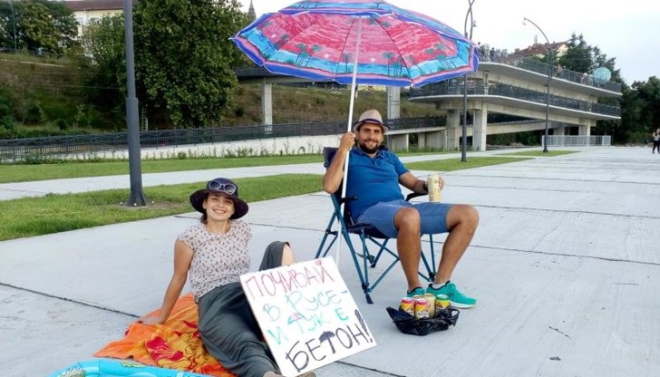 Протестиращите разпънаха плажни кърпи и чадъри в центъра на града