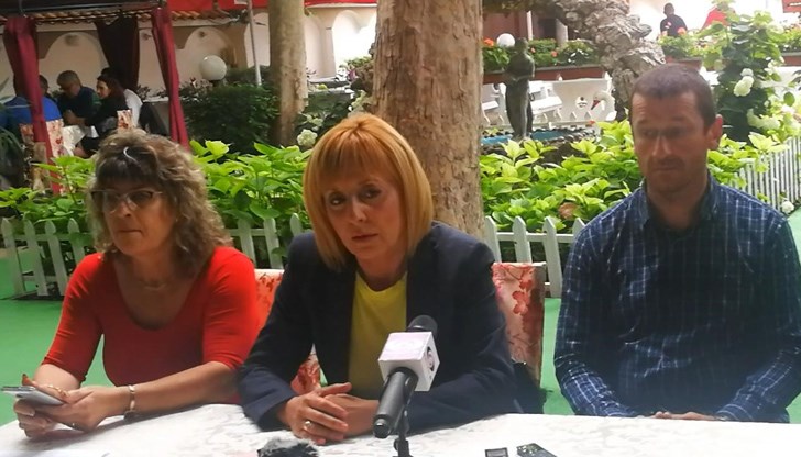 Радев може да спре уйдурмата с изискванията за шеф на КЕВР, заяви Манолова в Сливен, където потвърди инициалите П. М.