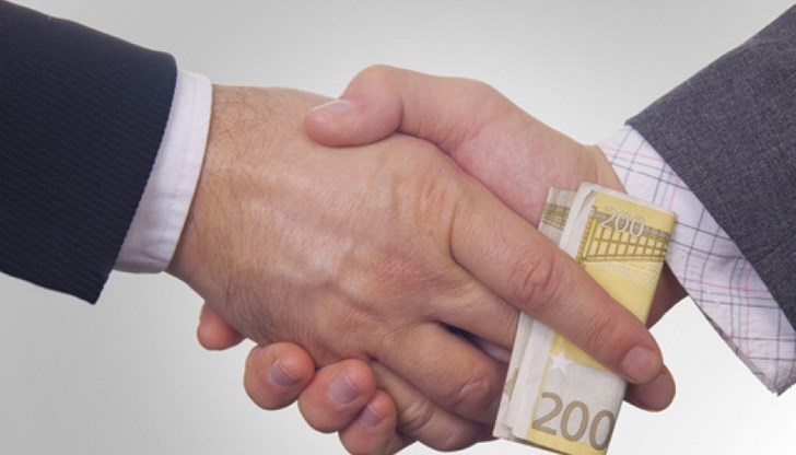 Адриан Йонел е обвинен, че в качеството си генерален директор на държавната компания Унифарм е поискал подкуп от 760 000 евро от посредник, за да осигури на едно търговско дружество сключването на договор Адриан Йонел е обвинен, че в качеството си генерален директор на държавната компания Унифарм е поискал подкуп от 760 000 евро от посредник, за да осигури на едно търговско дружество сключването на договор