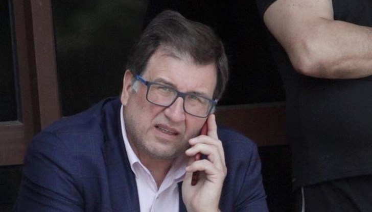 Адвокат Илиан Василев казва за своя клиент- Атанас Бобоков - че е бил оставен в ареста като „дори не е посочено какво конкретно е извършил“. Адвокат Илиан Василев казва за своя клиент- Атанас Бобоков - че е бил оставен в ареста като „дори не е посочено какво конкретно е извършил“.