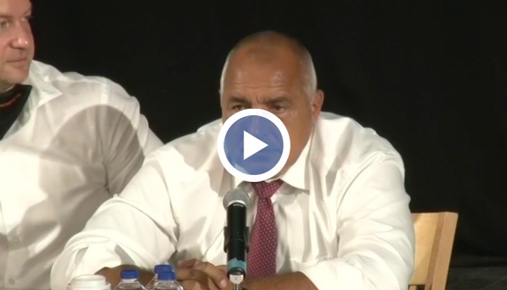 Докато много хора очакват премиера да си подаде оставката, той отчита "прекрасните" резултати от управлението си под бурните аплодисменти на съпартийците си