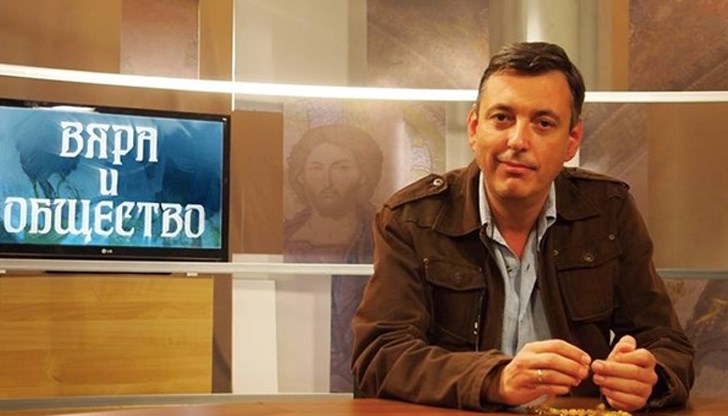 Горан Благоев освен предаването, коментираше сложните църковни ритуали, предавани на живо по телевизията