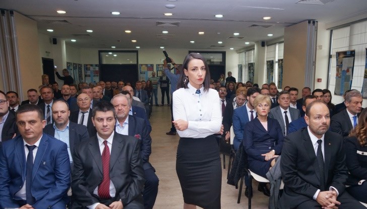 Общинският съвет гласува по предложение на кмета Димитър Николов пътят към собственост на Ахмед Доган да премине в частни ръце Общинският съвет гласува по предложение на кмета Димитър Николов пътят към собственост на Ахмед Доган да премине в частни ръце