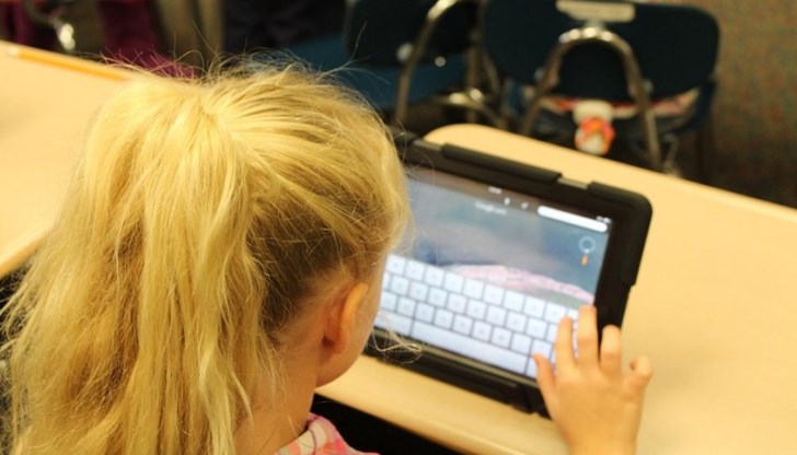 Министерството на труда и социалната политика осигурява 1 милион лева за общините, за да купят лаптопи и таблети за децата, ползващи социални услуги