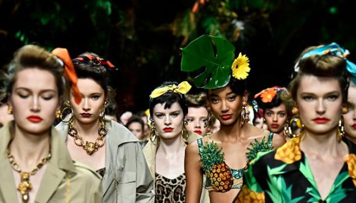 Продуцентът на ревюта Александър де Бетак твърди, че не очаква големи ревюта с публика на живо най-рано до 2021 г.