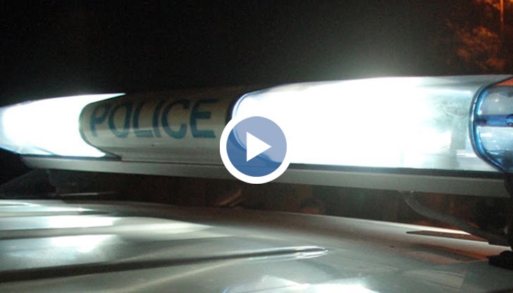 На кадрите се вижда масово сбиване, в което участват около 10 души, въоръжени с колове