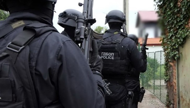 Всички входове и изходи на двете населени места за блокирани