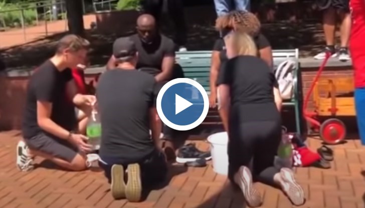 Церемонията бе част от протест срещу бруталното убийство на Джордж Флойд