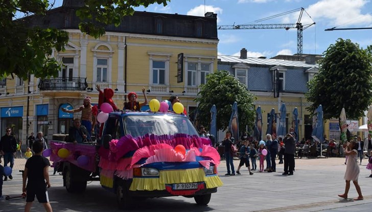 Детски песни и приказки звучаха в центъра на града по случай празника на детето