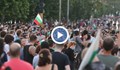 Напрежението между протестиращите расте, удариха полицай