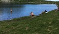 Туристи се изкъпаха в езерото Бъбрека в Рила