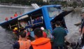 Автобус с ученици падна в езеро в Китай
