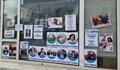 Офисът на ГЕРБ в Русе е облепен с плакати на протестиращи