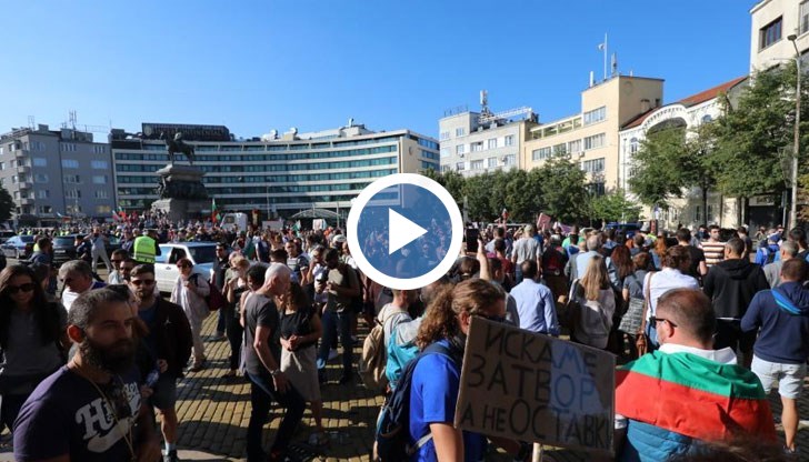 Обявената окупация на Народното събрание е по повод на извънредното заседание на депутатите, които днес трябва да проведат дебатите по петия вот на недоверие