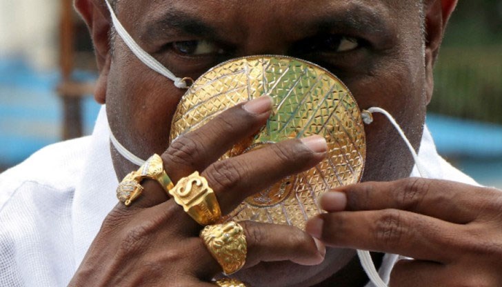 Индиецът се хвали, че като го видят хората, искат да си правят селфи с него