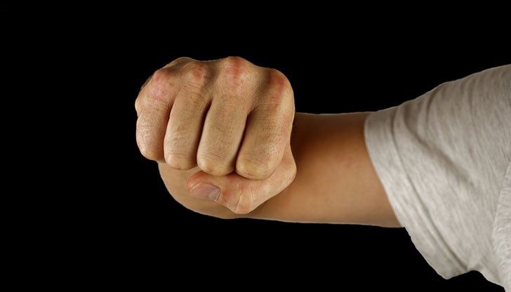 Наркоманът нанесъл побой и на баща си, защото не му дал пари за цигари и кафе Наркоманът нанесъл побой и на баща си, защото не му дал пари за цигари и кафе