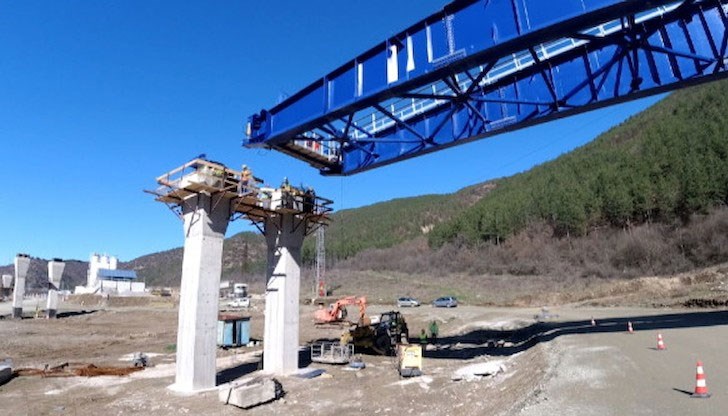 Чрез специална технология на магистрала "Струма" пренесоха огромен мост над главния път за Гърция