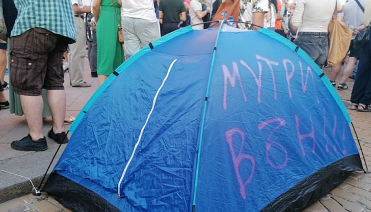 Организаторите призоваха хората да нощуват под прозорците на властта и да разпънат палатков лагер пред Министерския съвет