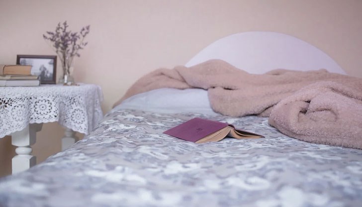 Можете да се справите с такива колонии чрез пране с много гореща вода или продължително гладене на спалното бельо