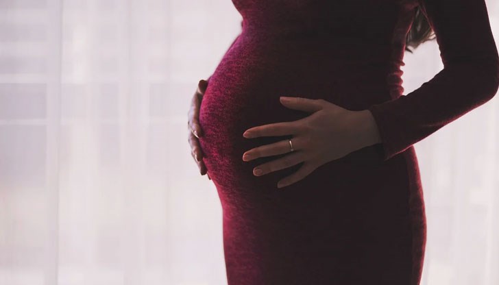 Бременната жена е изписана от лечебното заведение, насочена е за домашна изолация