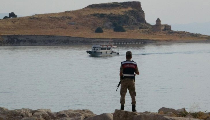 Властите смятат, че контрабандисти са прекарвали мигранти през езерото, за да избегнат полицейски и военни контролно-пропускателни пунктове по традиционните транзитни маршрути