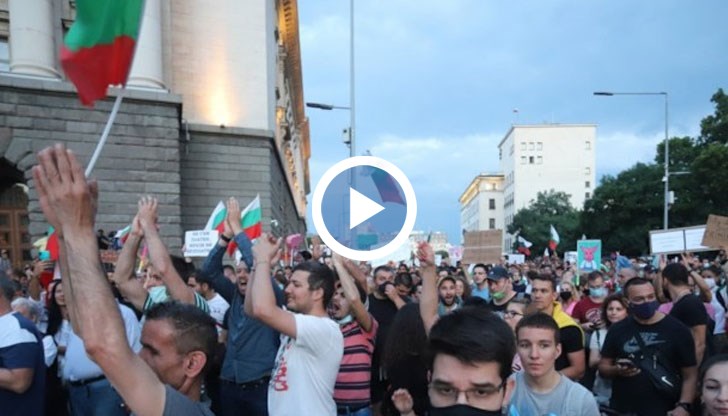 Едно обобщение на това, което се случва между управляващи и протестиращи в България