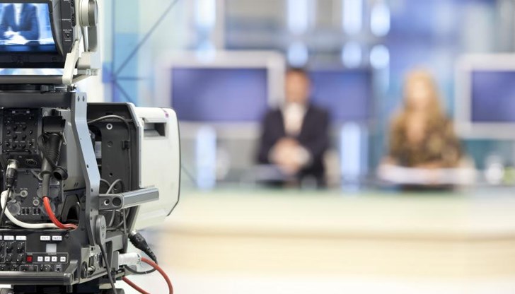 В мрежата се появи запис как по време на новинарската емисия ѝ пада предният зъб