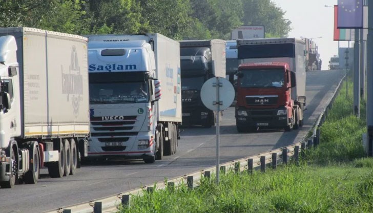 Трафикът на ГКПП "Дунав мост-Русе" е интензивен на изход за товарни автомобили