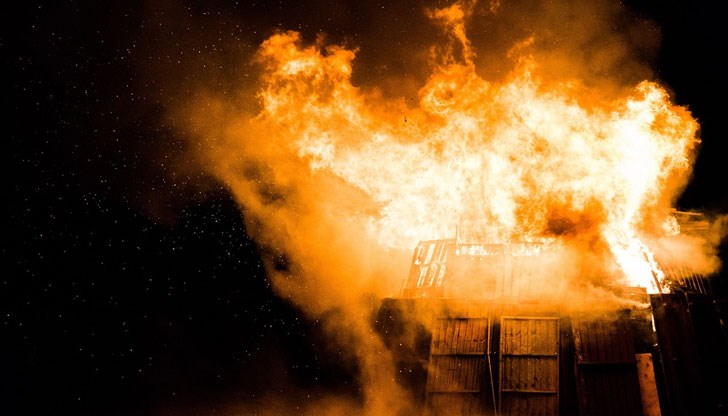 В къщата е била дъщерята на собствениците, която съседите успели да извадят през терасата, разказват очевидци В къщата е била дъщерята на собствениците, която съседите успели да извадят през терасата, разказват очевидци