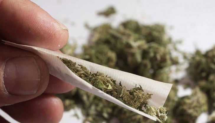 В гаража на мъжа е намерена цигара, съдържаща 0,6 грама суха тревиста маса. При тестване веществото реагира положително на метаамфетамин