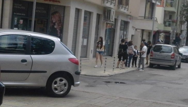 По информация на вече изследвани хора, чакането за PCR тест отнема не повече от половин час По информация на вече изследвани хора, чакането за PCR тест отнема не повече от половин час