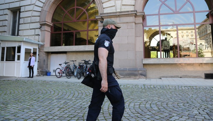 За тях са придобити данни за ненадеждност от гледна точка на сигурността и опазването на тайната по смисъла на Закона за защита на класифицираната информация