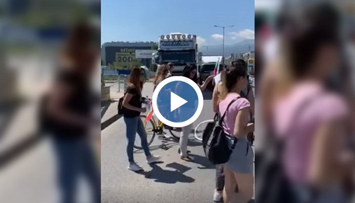 Викове "Оставка" кънтят навсякъде