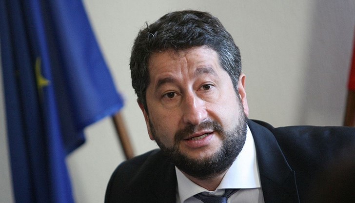 Борисов знае, че си тръгва и печели време. Пеевски се е вградил в държавната администрация като дървояд Борисов знае, че си тръгва и печели време. Пеевски се е вградил в държавната администрация като дървояд