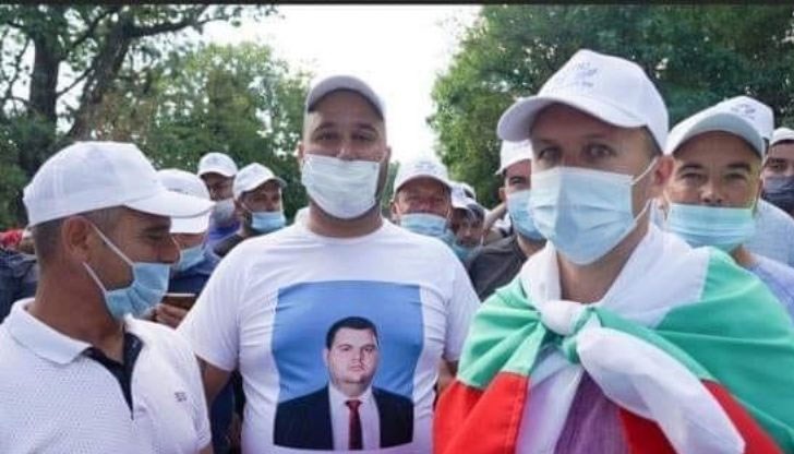 По думите на Ревански около 5000 са били привържениците и симпатизантите на ДПС от цялата страна, които са се стекли край „Росенец” в събота в подкрепа и защита на почетния председател По думите на Ревански около 5000 са били привържениците и симпатизантите на ДПС от цялата страна, които са се стекли край „Росенец” в събота в подкрепа и защита на почетния председател