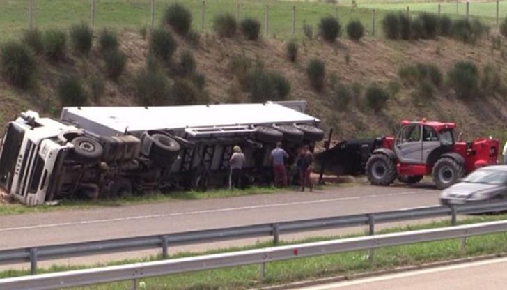 Камионът скъса междинната мантинела и се обърна в канавката Камионът скъса междинната мантинела и се обърна в канавката