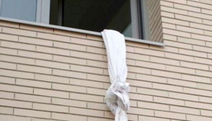 Децата си направили въже с чаршафи и са се спуснали от втория етаж на сградата Децата си направили въже с чаршафи и са се спуснали от втория етаж на сградата