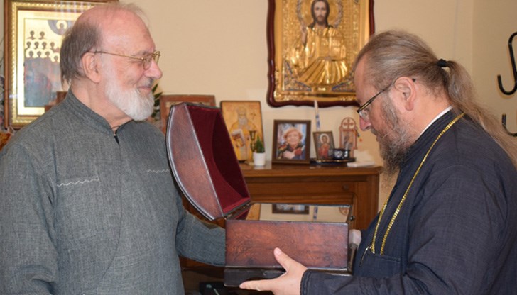 Митрополит Наум ги получи в дар от Доростолския митрополит