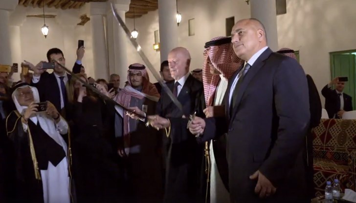 Имаме султан – собственик на цялата територия, и държи участта на всички в ръката си Имаме султан – собственик на цялата територия, и държи участта на всички в ръката си