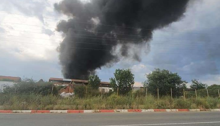 Пламъците са огромни, димът почерни небето над града. Задушливият дим обхваща километри около града