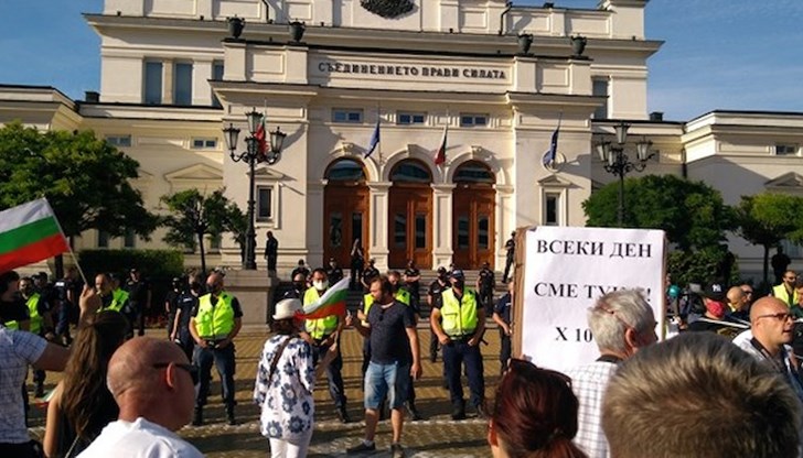 Поводът за протеста днес е насилието на полицаи към протестиращи