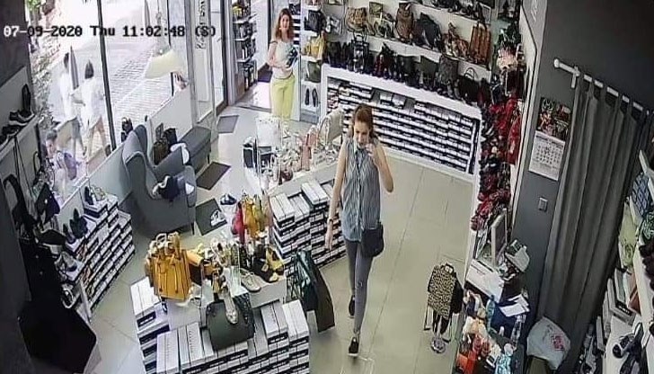 Кражбата  е запечатана на видеокамерите в магазина, като на кадрите добре си вижда лицето на джебчийката