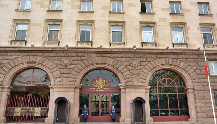 Причината за протеста са днешните претърсвания от страна на Прокуратурата в сградата на президенството