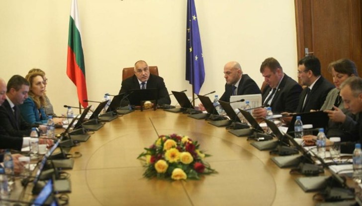 Бойко Борисов и членовете на Министерския съвет ще проведат чрез видеоконферентна връзка днес от 17:00 часа редовно правителствено заседание Бойко Борисов и членовете на Министерския съвет ще проведат чрез видеоконферентна връзка днес от 17:00 часа редовно правителствено заседание