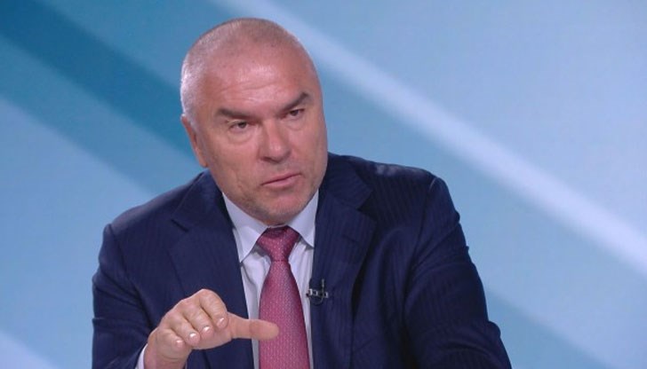 Лидерът на партия "Воля" посочи още, че иска оставката на Радев, защото си е позволил да обиди милионите протестиращи в годините на прехода